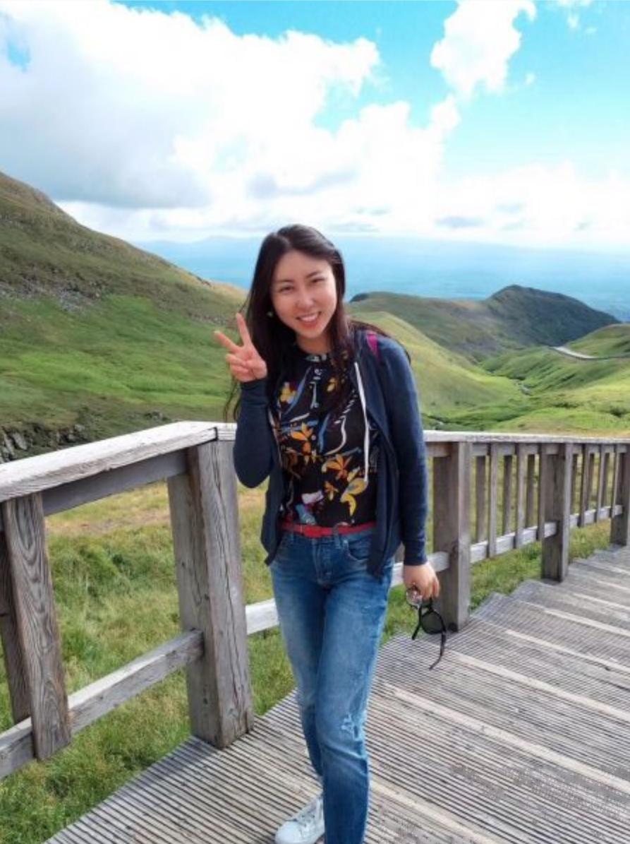 贾浅浅离开西北大学后，有些讨论已经彻底跑偏了。有人说她47岁，干脆提前退休；有人