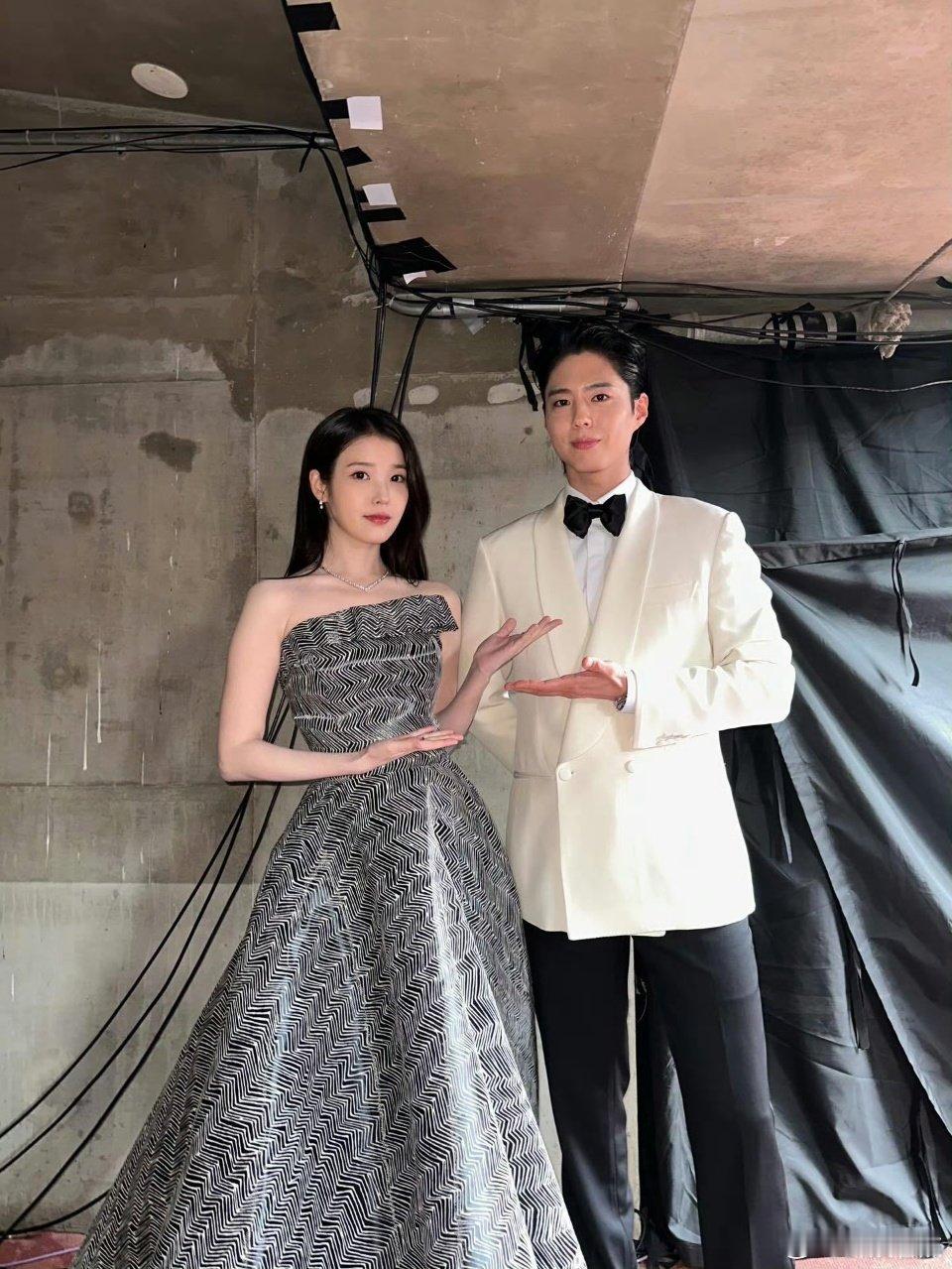 IU朴宝剑听背对背拥抱谁懂这种快乐！我爱的演员在听我爱的歌手的歌