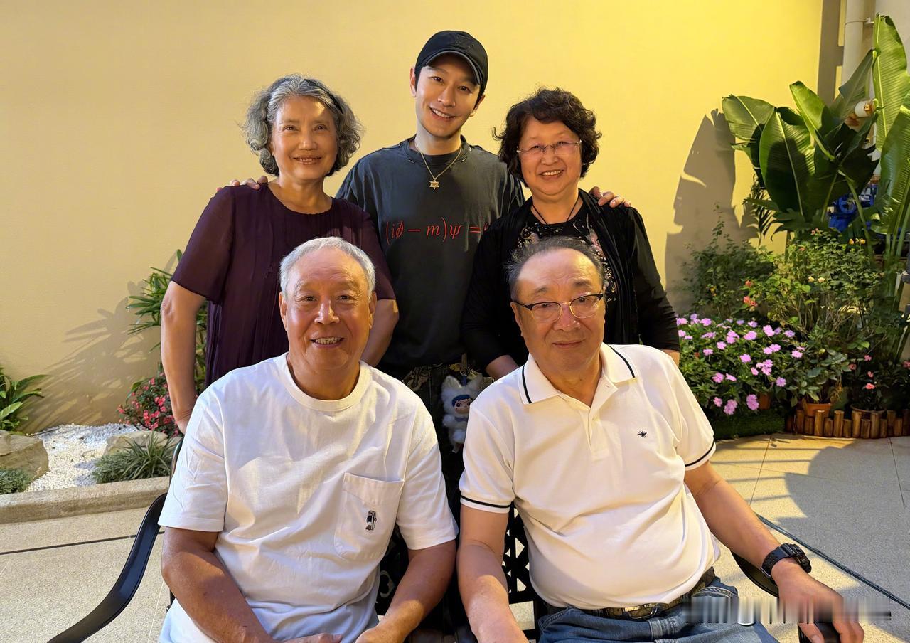 2月16日晚，黄晓明发文说：“大家除夕快乐！这次的除夕有点特别，和爸妈一起吃年夜