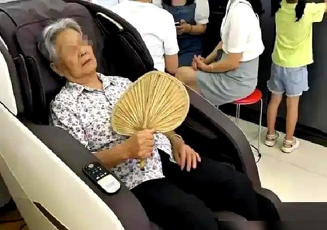 谁能想到，店员顺手给蹭空调的老太搬了7年椅子，被开除那天，老太太竟然成了他的“救