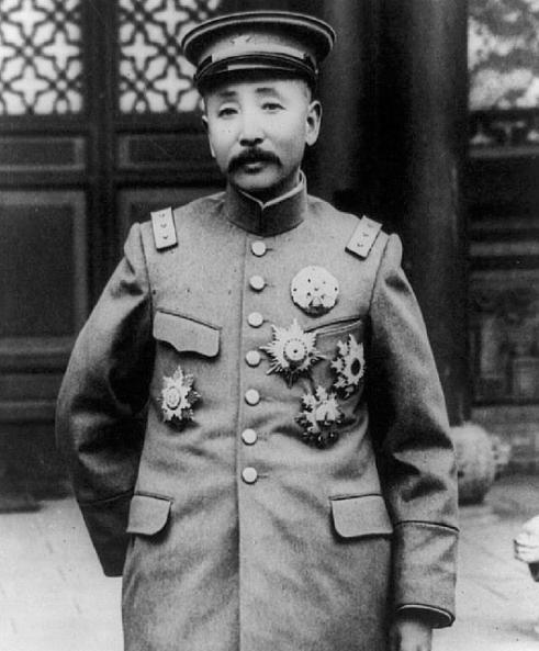 [点赞]张作霖微服逛奉天集市，遇小混混拦路索费，他打趣反问“敢收我的钱？”，