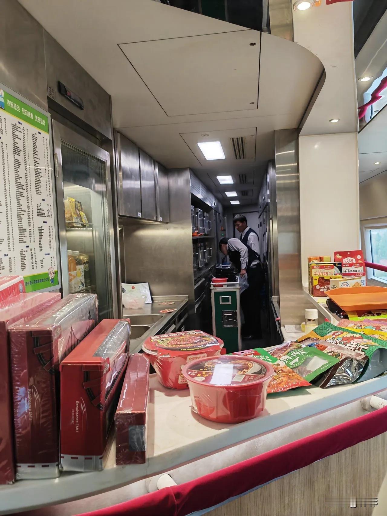 乘务员太冷血了吧？高铁上宝妈让乘务员帮忙热一下从家里带来的饭菜，被乘务员无情地