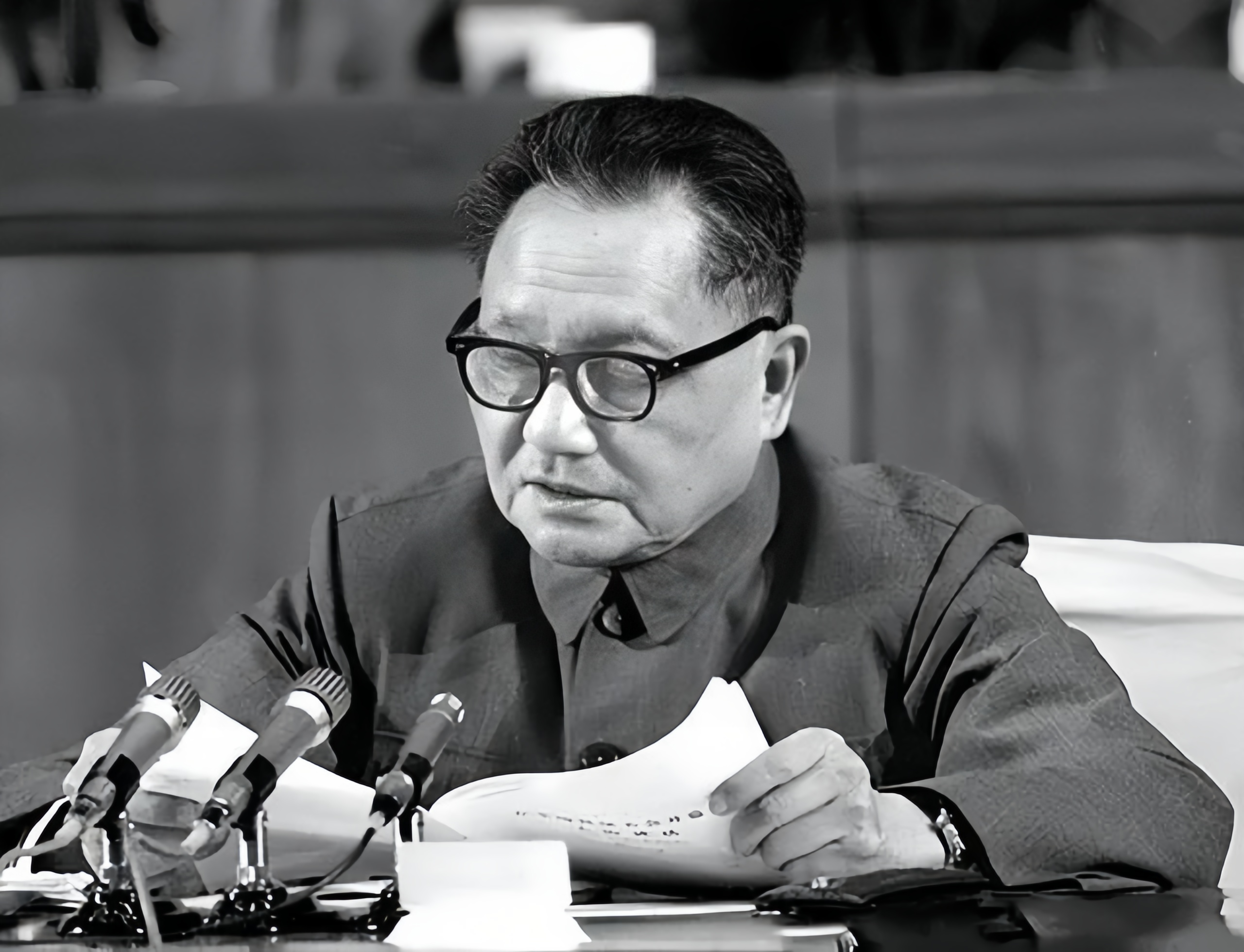 1989年9月，邓小平给中央政治局写信，请求辞去军委主席职务。他说党的十三届四中