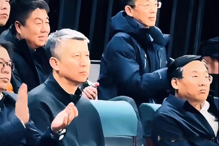 郭士强爱莫能助，回沈阳看辽宁队比赛，上下半场，表情急剧变化，上半场领先时喜气洋洋
