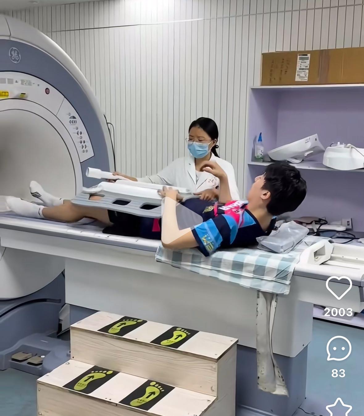 温瑞博报平安啦——没有伤到骨头8月30日，乒超联赛第三阶段新疆站，温瑞博在与许
