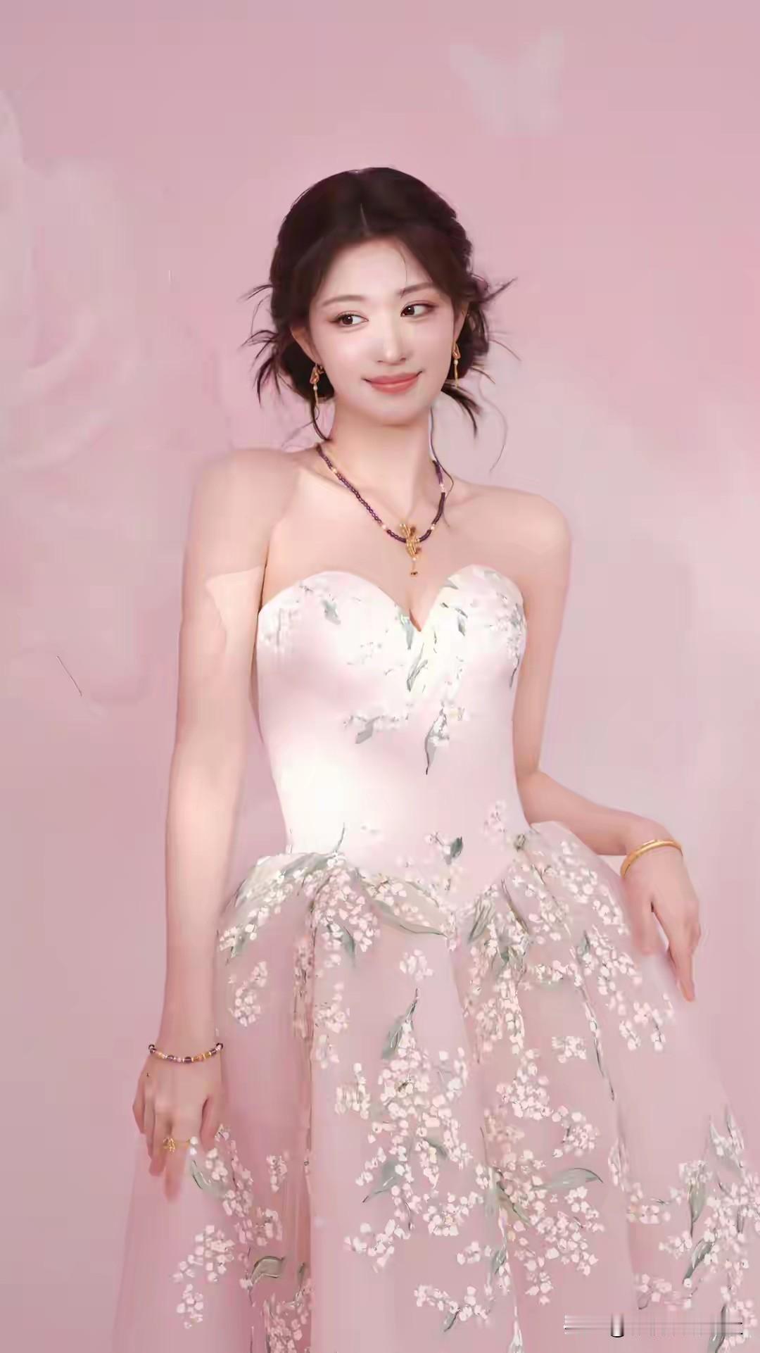 王楚然，新生儿女神，珠宝代言品牌活动现场，一袭白色抹胸长裙，性感优雅，珠光宝