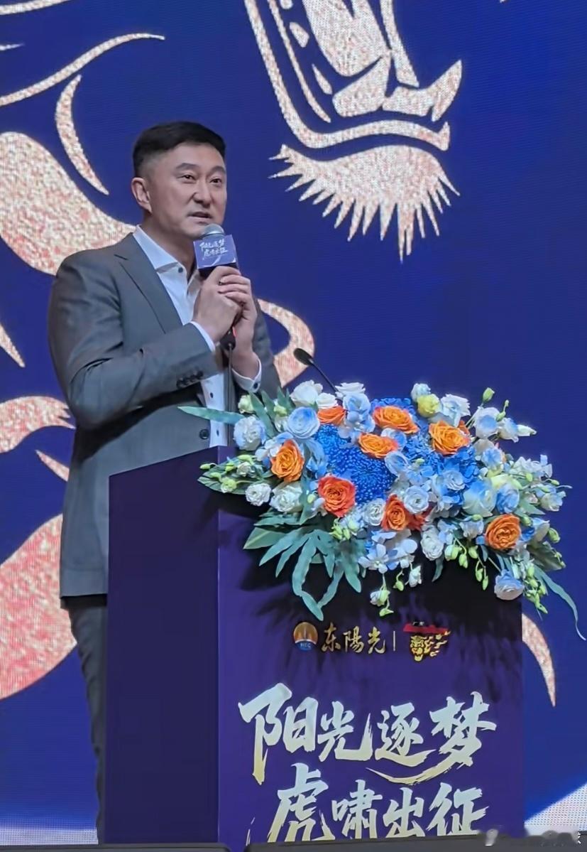 哈哈杜锋指导发言依旧超级高水平“去年我们宏远大家庭迎来了一位非常重要的队友，那就