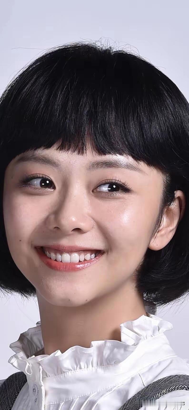 很多人以为谭松韵是资源咖，其实她是普通家庭出身。小时候离家学舞蹈，吃了不少苦