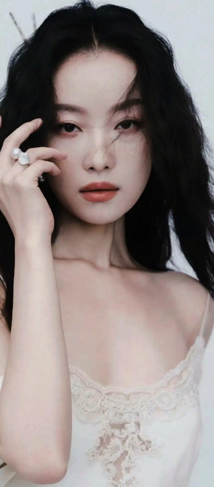 黑发红唇的优雅女神，散发着迷人的魅力。