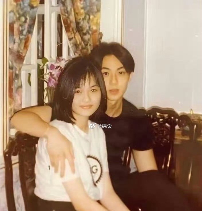 吴尊少年时与太太的合照，初吻发生在她家客厅。林丽莹相貌平平，家庭条件优越。