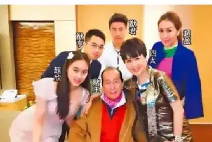 一次，赌王何鸿燊家的保姆，买彩票中了3000万，保姆乐坏了，她问赌王的儿子何猷君：“你想要什么礼物？