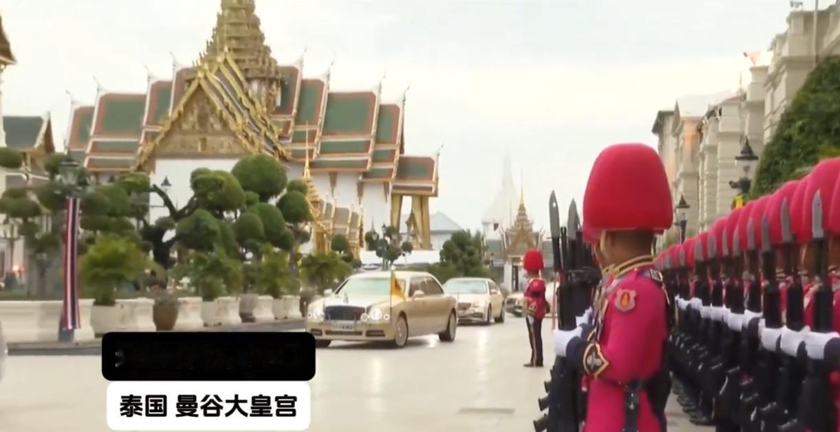 泰王74岁庆典仪式上，诗琳通公主给寿星哥哥行屈膝礼，兄妹俩有说有笑感情好！7月2