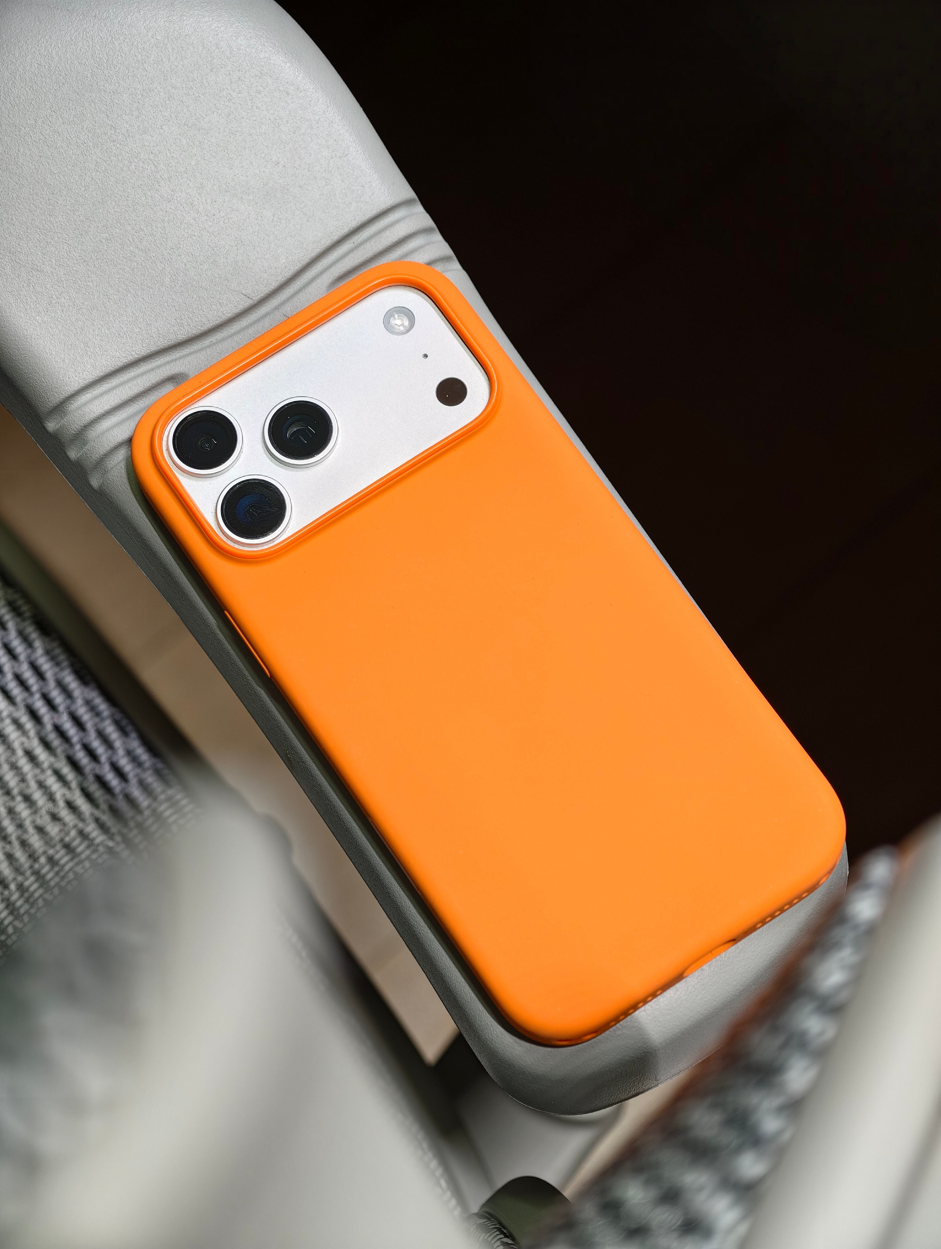 同样是液态硅胶，其他的只能卖几十元，苹果官方的却可以卖399。虽然第三方达不到苹