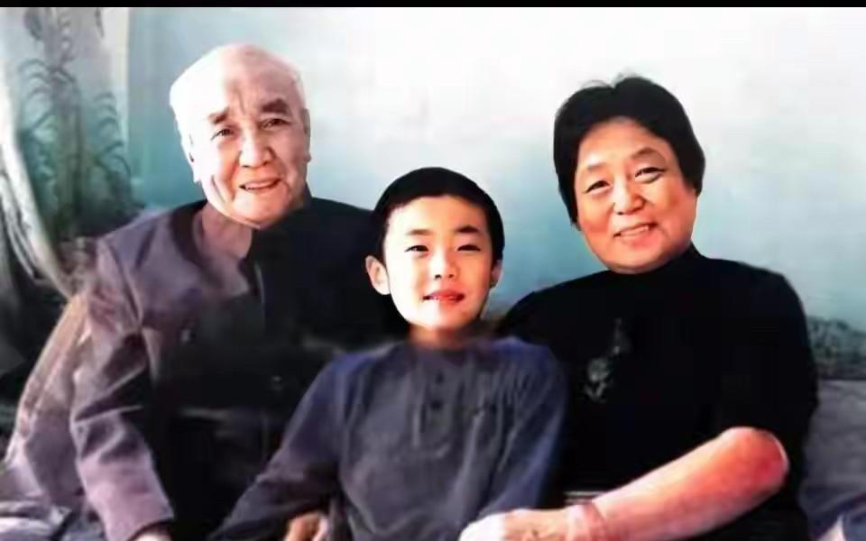 这是90年代，他被保释出狱后，安置在太原生活，留下了这一张照片，别看他一