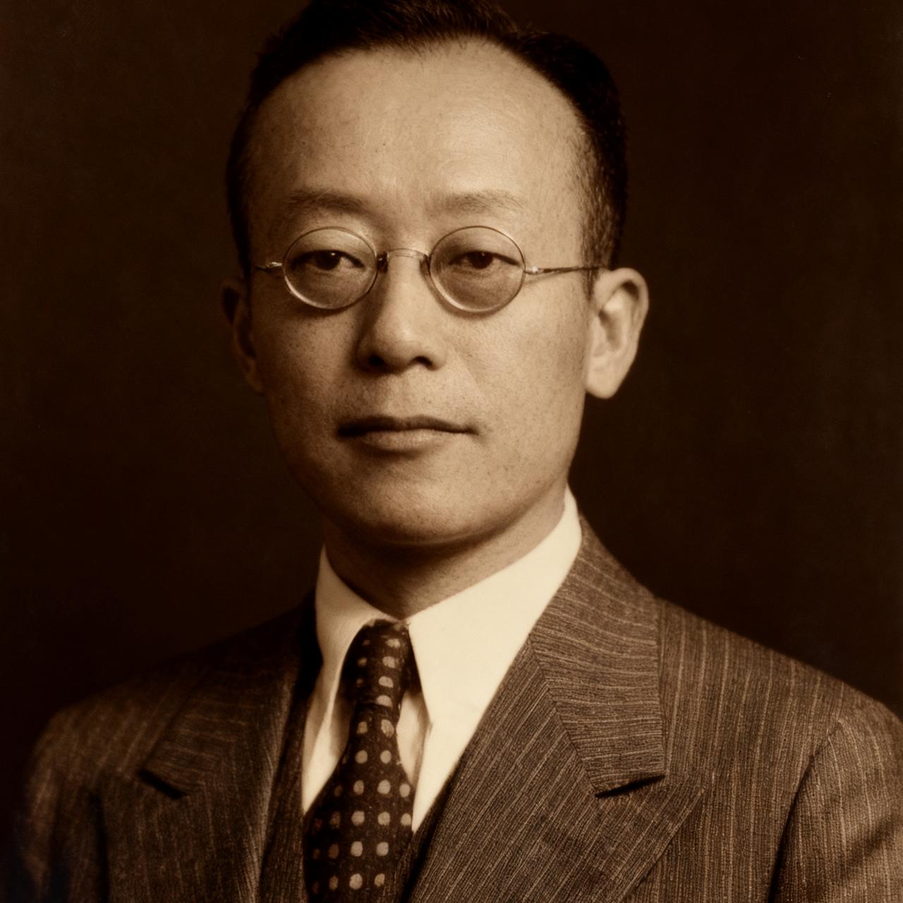 陆小曼抛弃了这个男人，他的人生却迎来逆转，去世时已经儿女双全。这一张照片拍摄于上