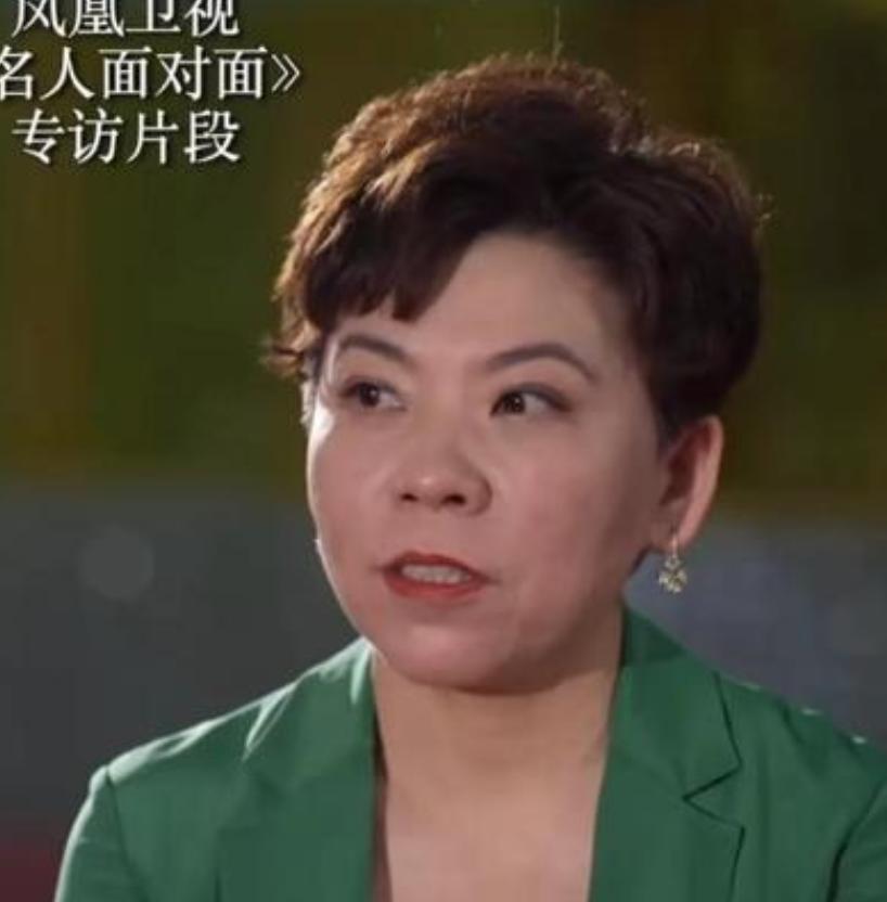 1997年，邓亚萍退役后去清华大学读书，第一堂课，老师问她：“你的英语如何？”邓