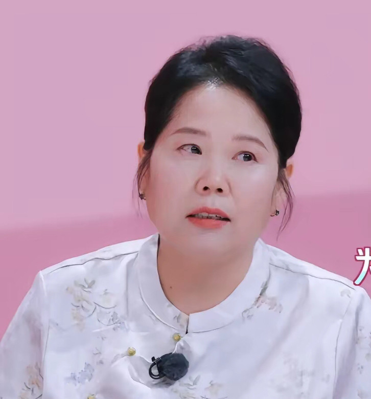 我估计镜头前张家齐妈妈和女儿都这样私下里估计关系只会更差妈妈给张家齐买了个金项链，这么多年张家齐只听