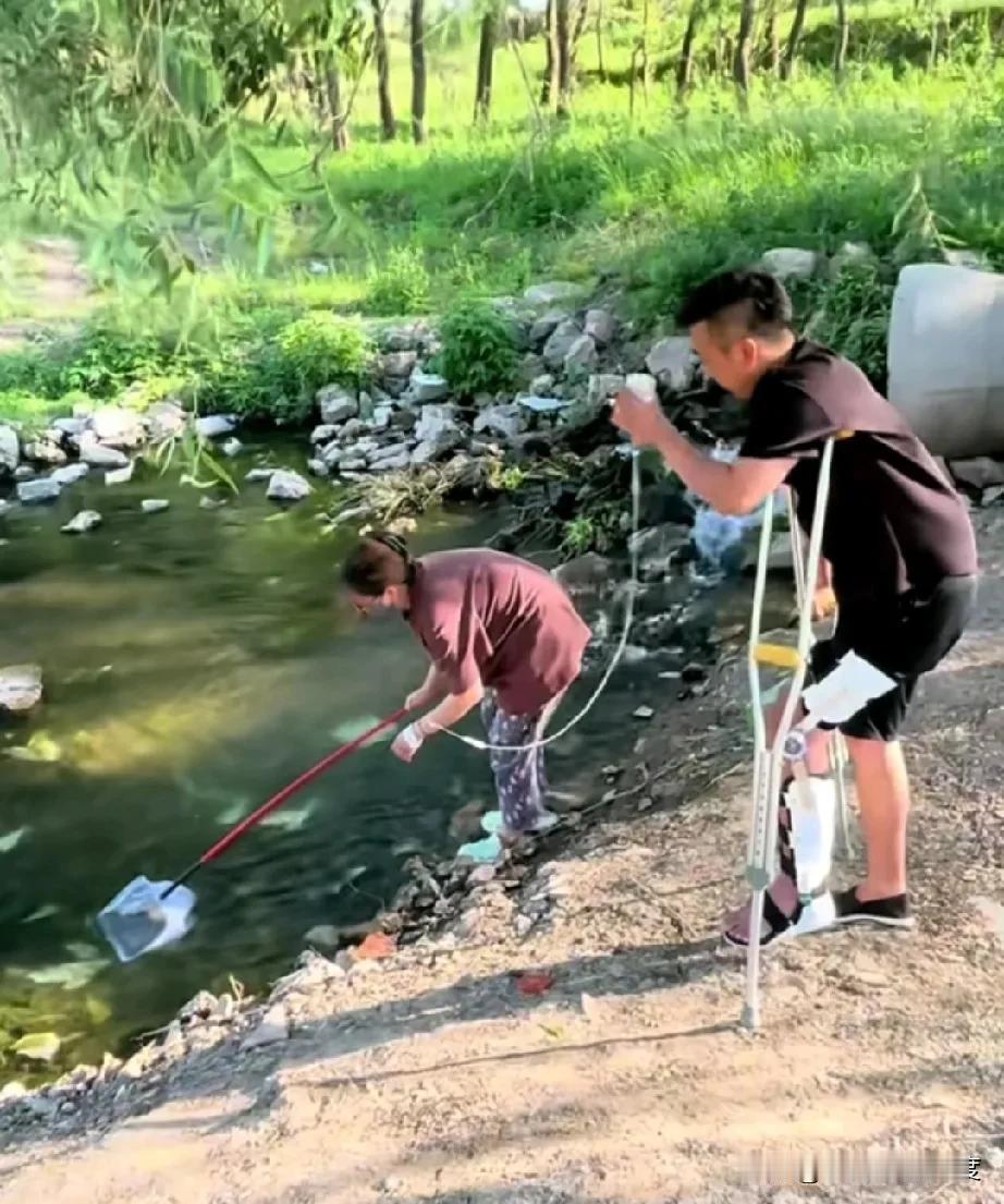 大家看懂这个故事了吗？有没有这样一种可能，起初大哥并不想来，可腿被打断后，他不得