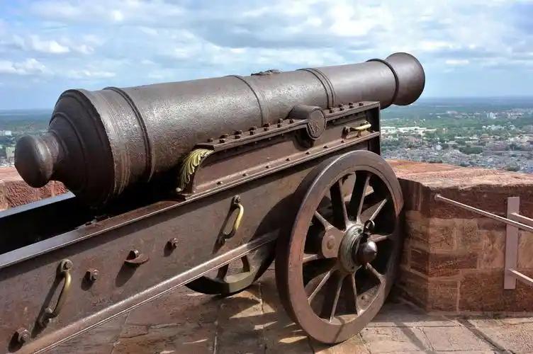 “惟有火器，是我所长，但火器又有病痛。”明代抗倭名将戚继光在《练兵实纪》中写下