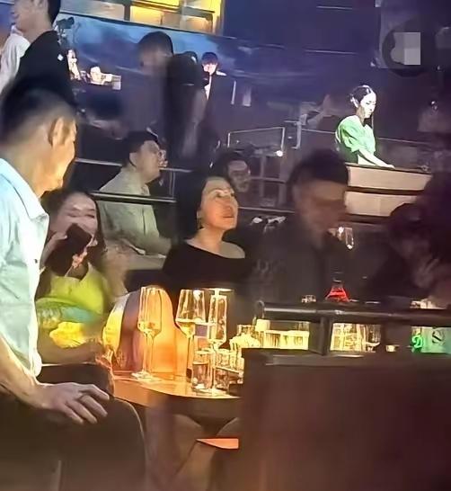 小S最近玩嗨了前不久刚和老公、两个女儿一起去香港玩乐。7月25号又被网友拍到