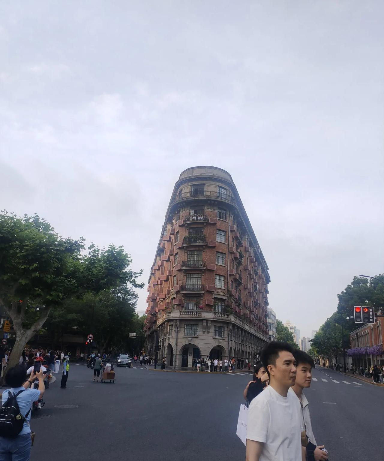 武康大楼的魅力在于哪里？武康大楼现在是热门的拍照打卡景点，来自全世界的游客。以