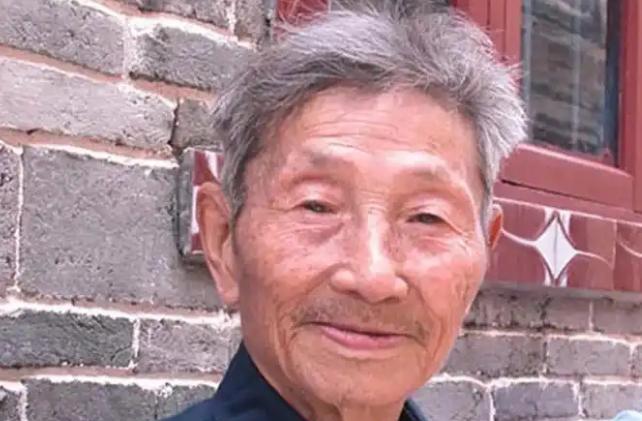 1979年，一位老人为了证明自己是老红军，不顾危险在北京拦下一辆军官的车，眼看