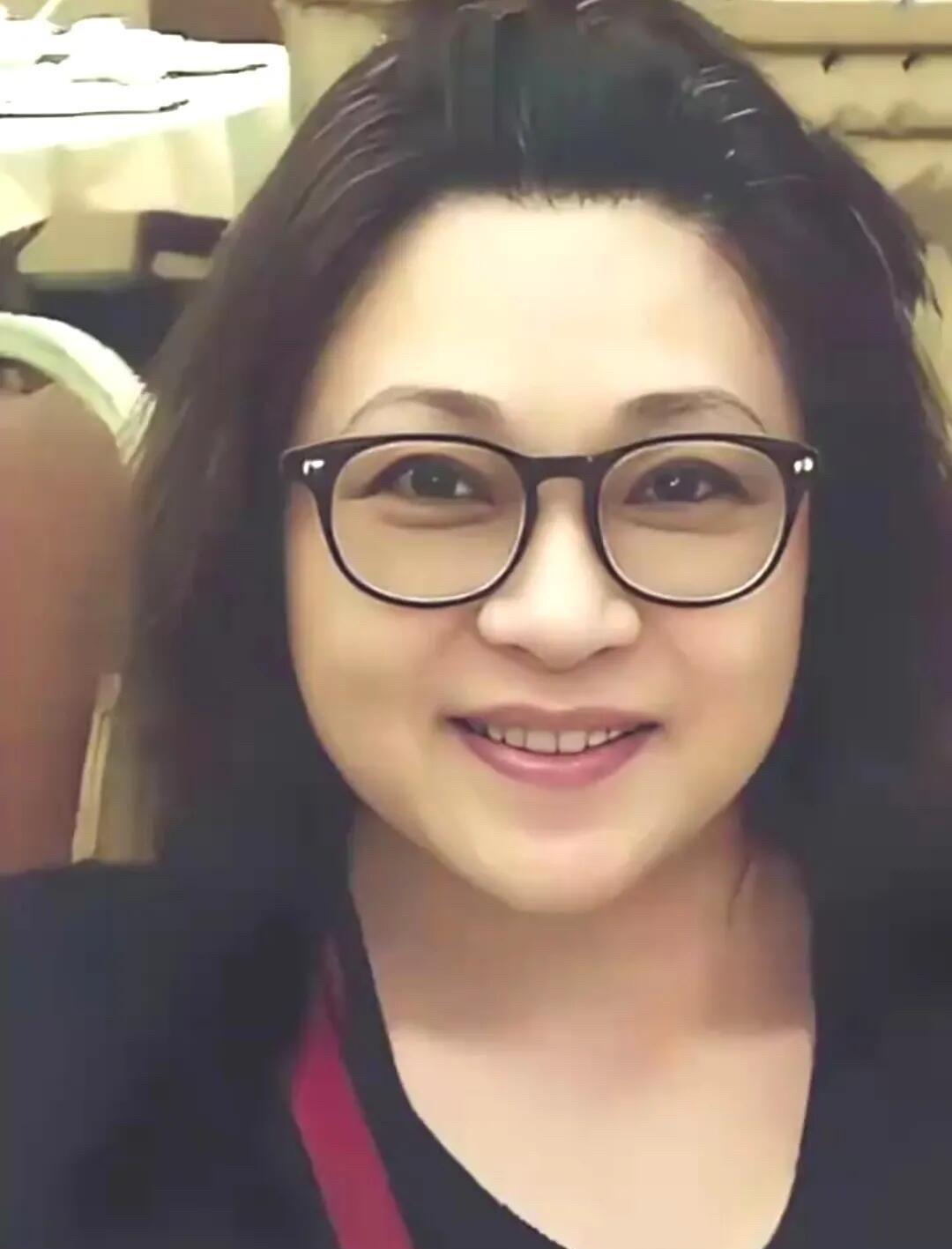 都是60多岁的老人了，年轻时候长相一般，气质一般的黄秋燕，现在美出了高级感，她是