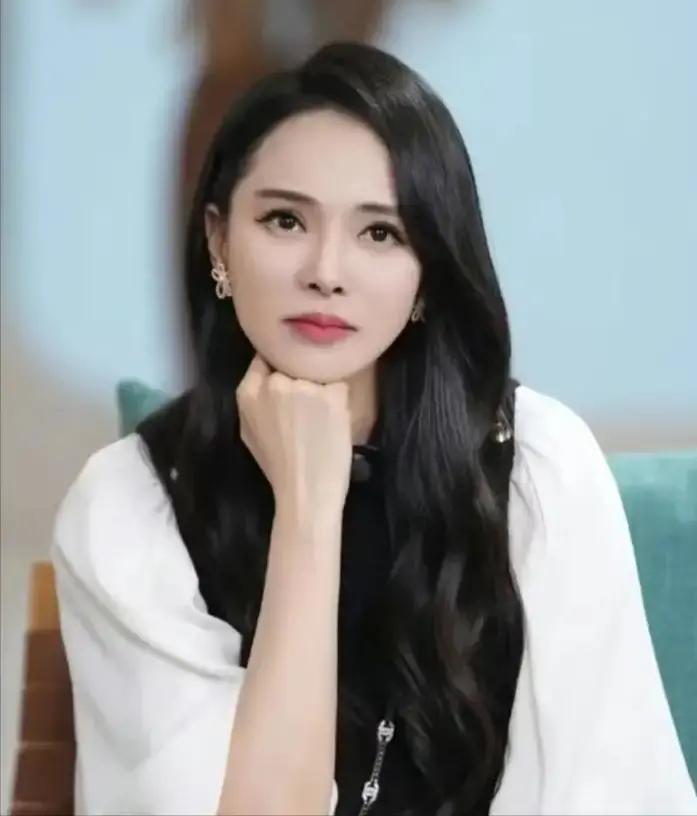 在一次电视节目里，主持人问了伊能静一个问题，问她如果能重来一次，是选秦昊还是之前的庾澄庆。伊能静没有