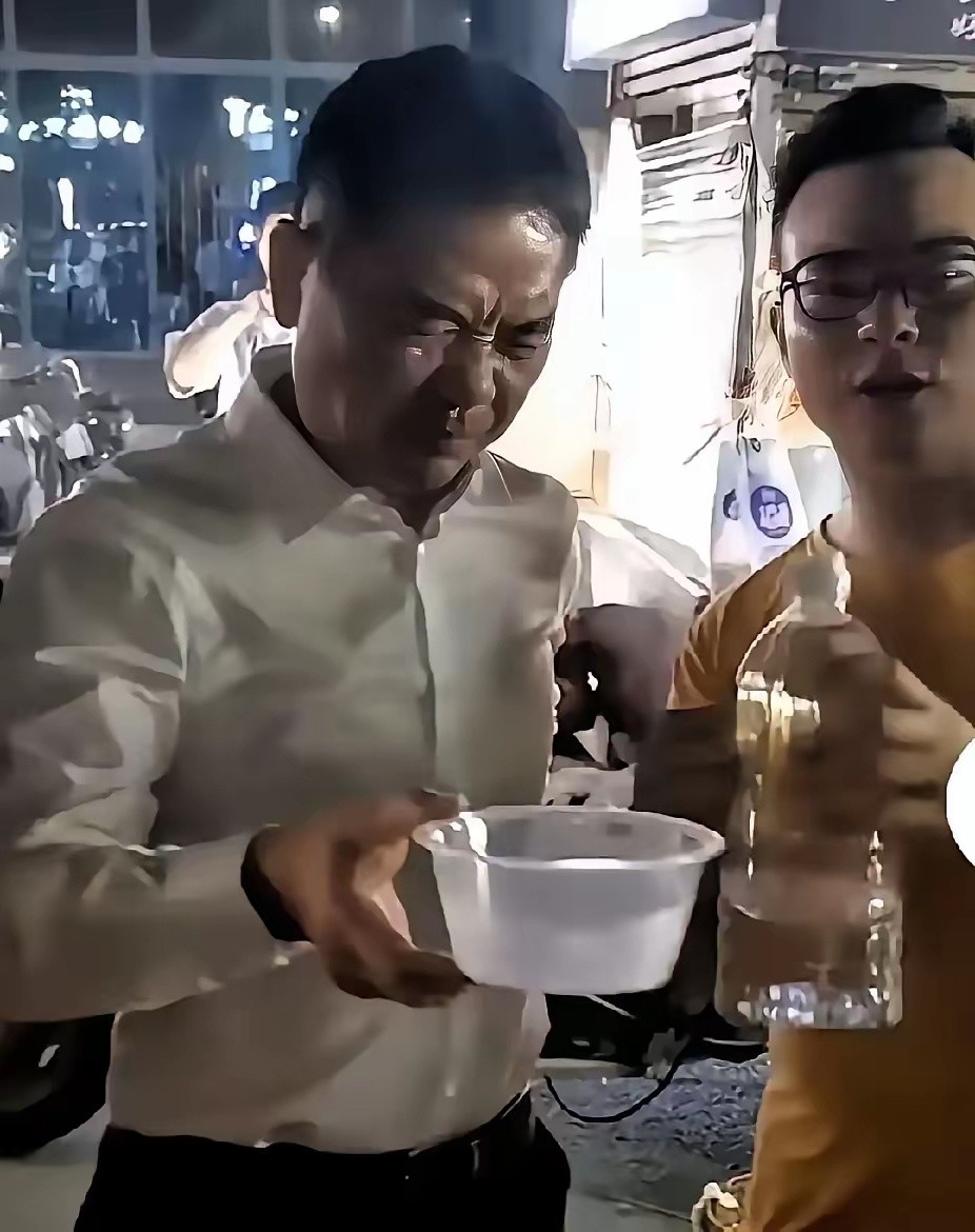 刘强东夜市喝大酒这事一出来，我就知道，某些精英的价值观完蛋了！不是因