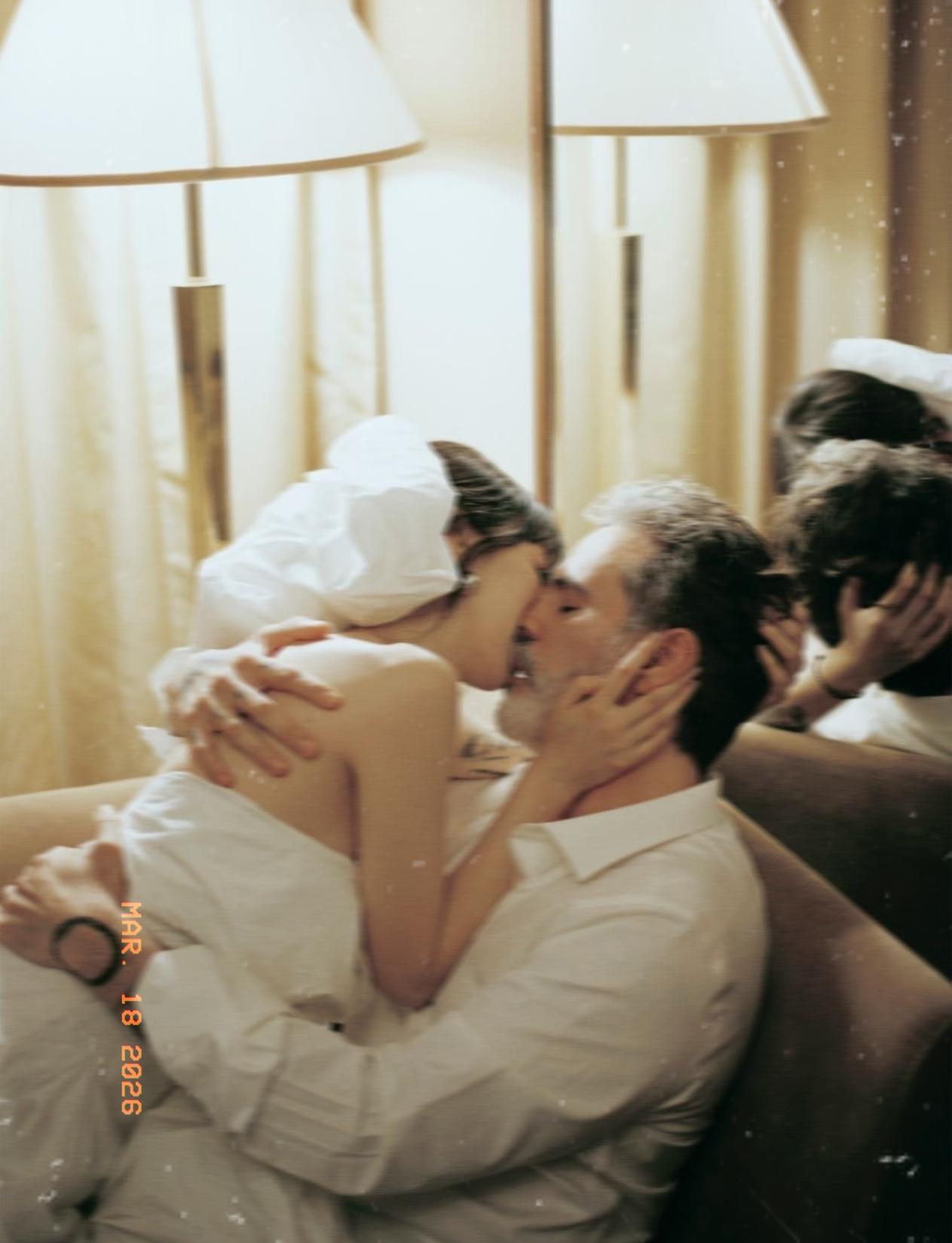 我高中有个女同学，特别会说话，特别懂哄人开心，人长得肤白貌美，身材又好，风情十足