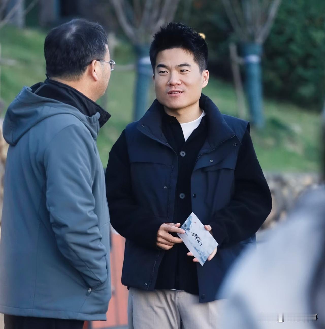 董宇辉为啥天天被黑，舆论一波接一波？根本不是他有问题，就是挡了太多人的路。