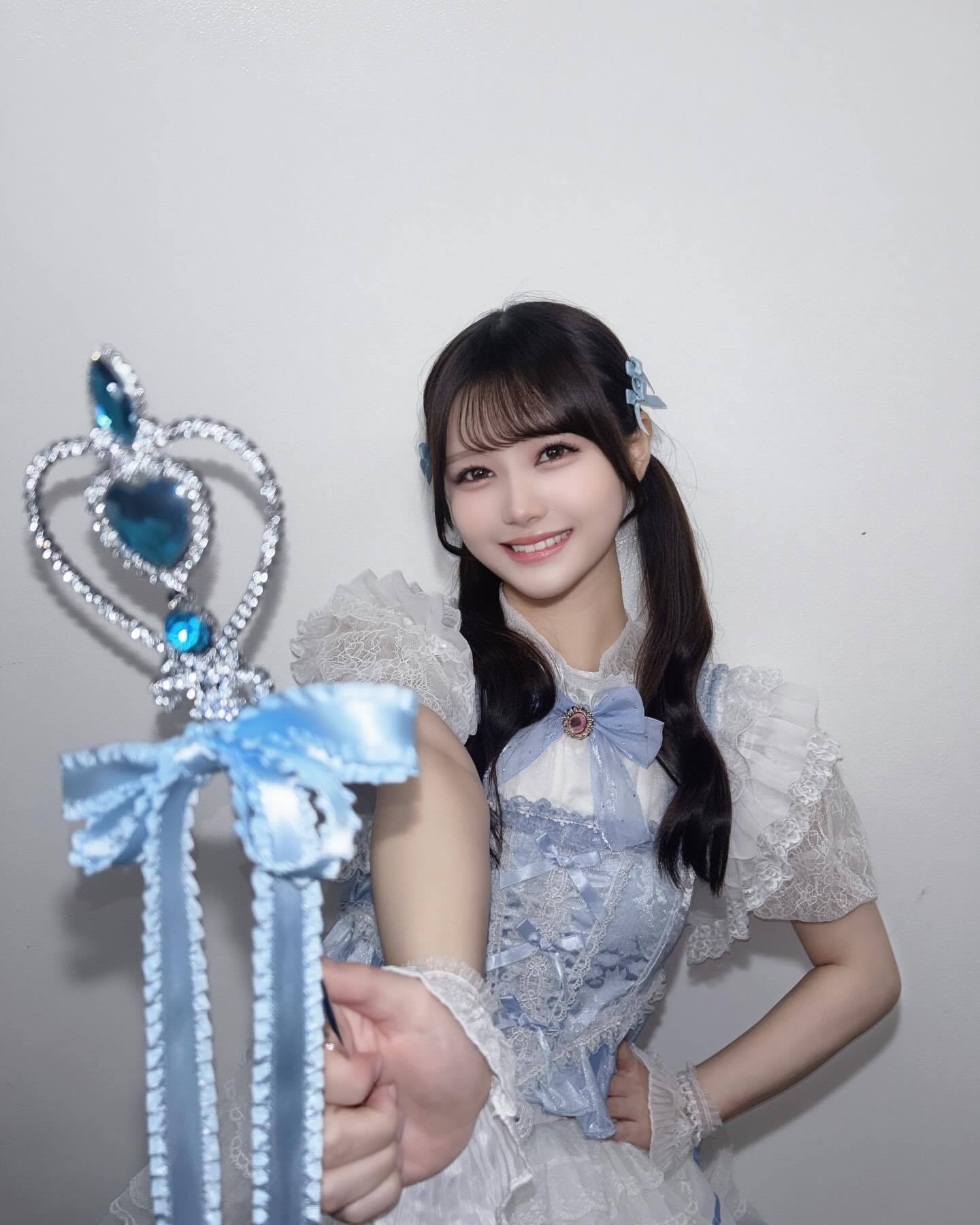 伊藤理々杏「🪄︎︎✨🤍」　ririagram