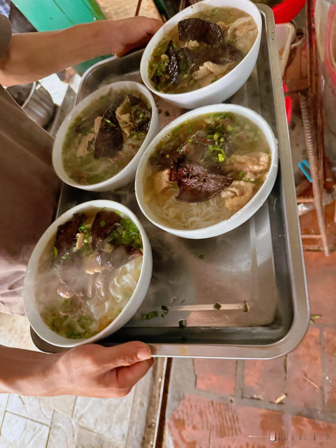 一碗4万越南盾的汤粉，早上店里就满座了，只因味道特别好吃。女友尝了也点赞，说好吃