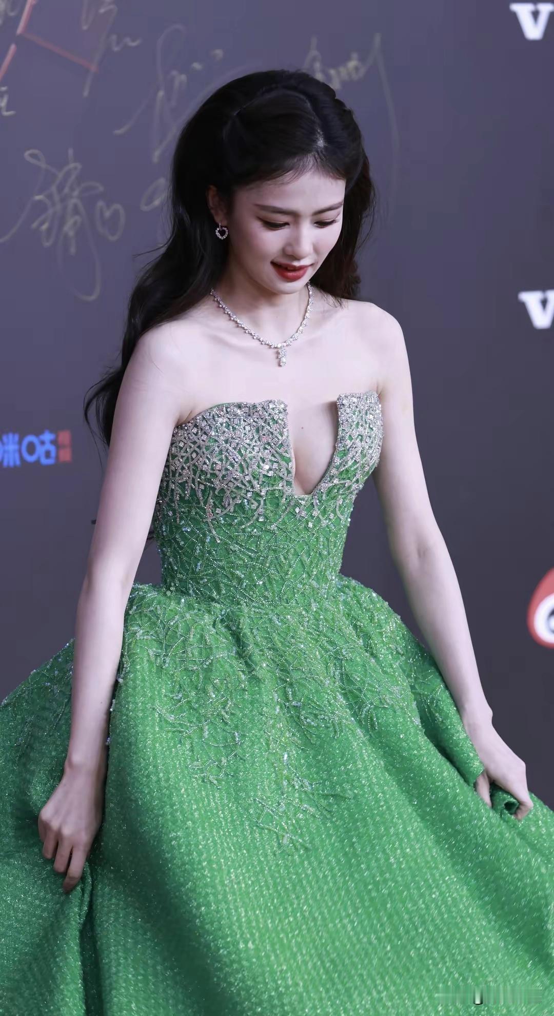 白鹿红毯上的明媚贵气！一身亮眼的绿色抹胸蓬蓬礼服，裙身铺满细碎闪钻与珠绣，长