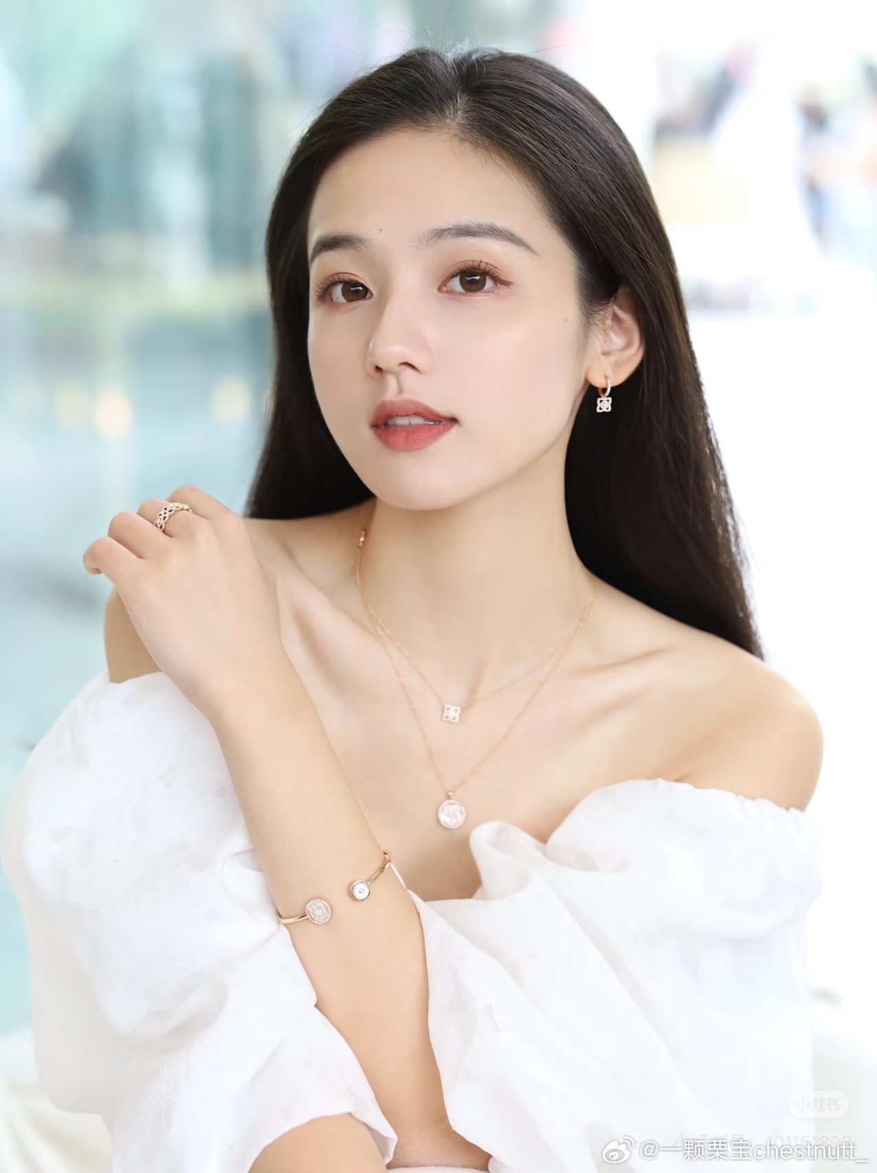 最最喜欢拍珠宝时候的自己了感谢小红书给我留下这么多美照以后翻小红书跟翻相册一
