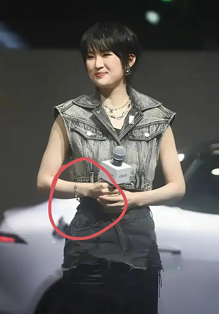 姚安娜如今好感度提升了不少，一身穿搭不过千元，饰品也以比较便宜的银饰为主，网友说