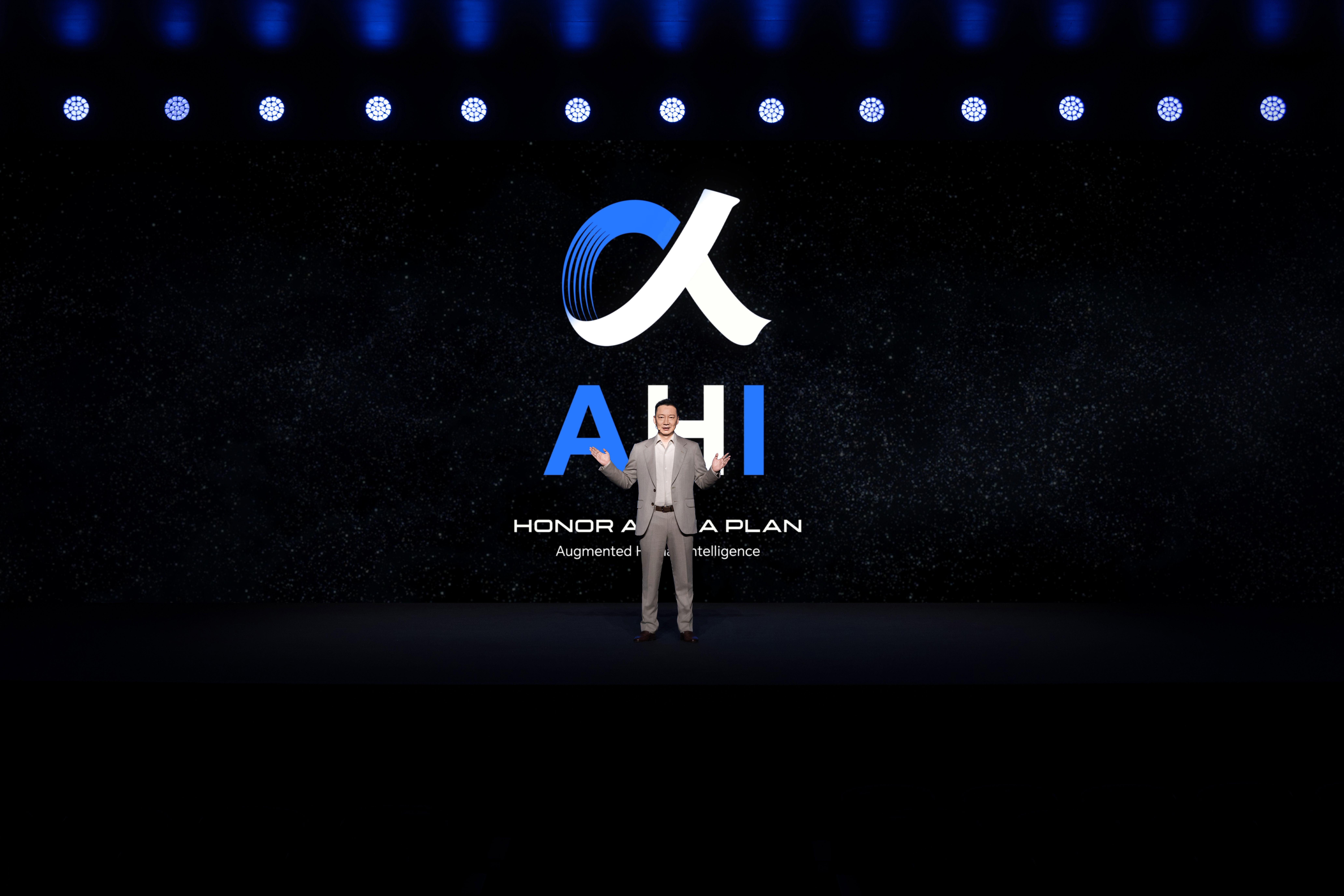 MWC2026荣耀发布全新AHI理念！荣耀CEO李健提出，AugmentedH