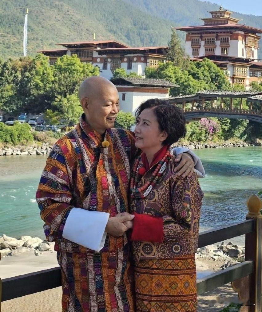 罗家英和汪明荃去不丹补了婚礼，穿当地传统服饰，还有村民见证，看着就浪漫！发现不少