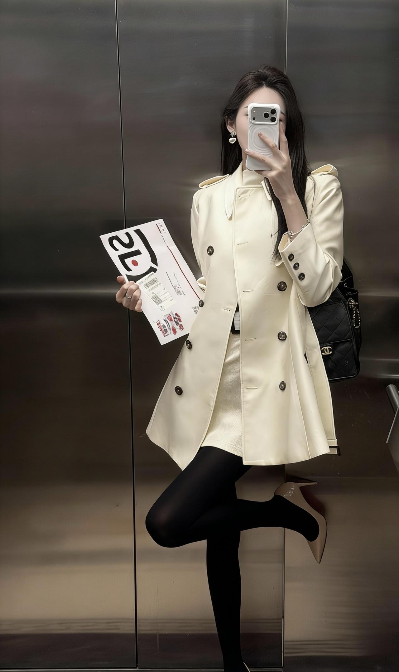 正常穿搭推荐，无不良引导。这套是轻熟通勤风的米白色风衣式连衣裙造型，兼具干练