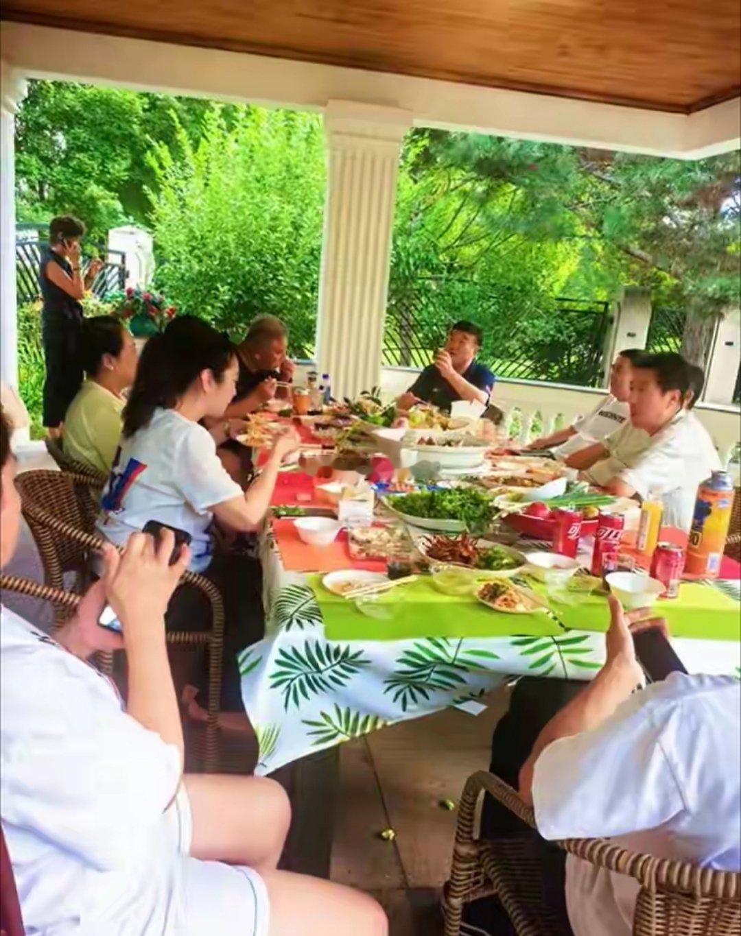 老戏骨程煜在哈尔滨宴客，别墅曝光两层600平，妻子现身气质优雅​​​