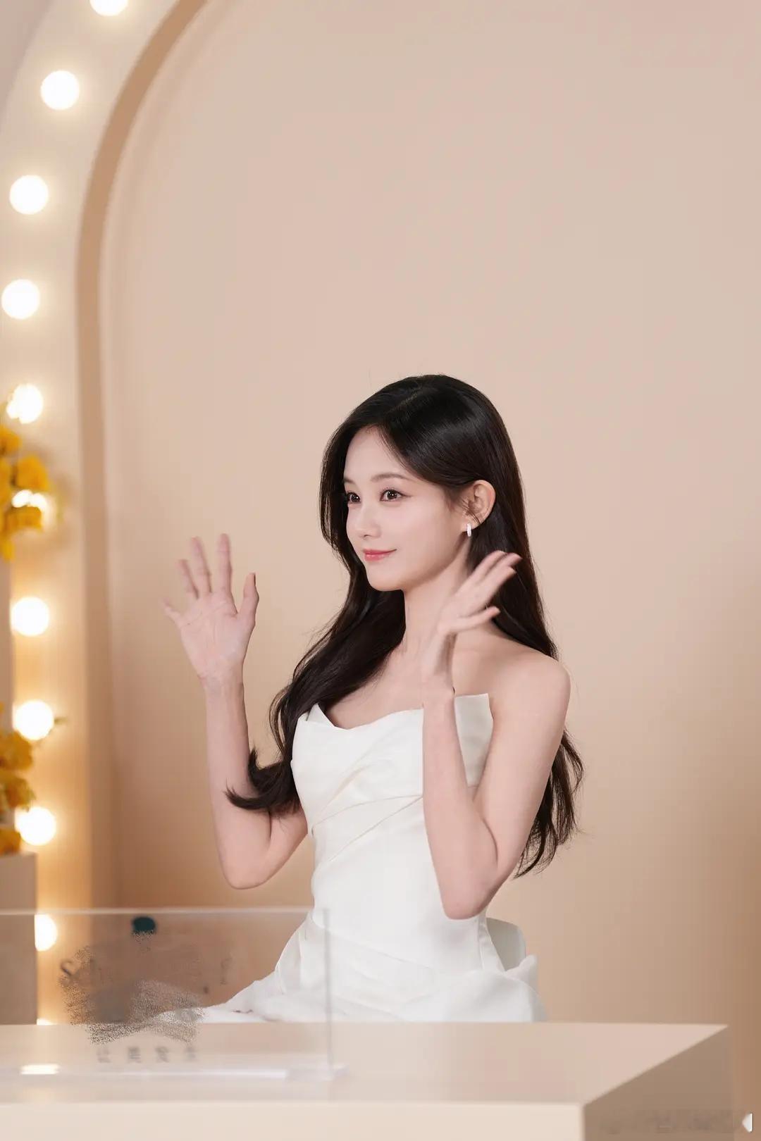看看李一桐今天直播，真美女无所畏惧，麻姐看完会跳脚开直播吧​​​
