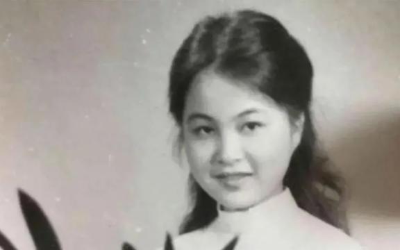 1975年，湖北老孙收留了一名少年。老孙去世后，少年为报恩娶了老孙媳妇。多年后，
