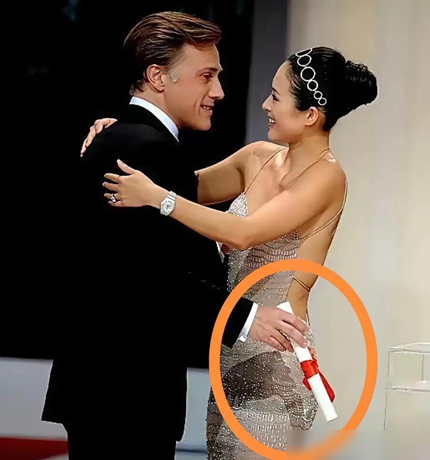 2024年戛纳红毯，章子怡排场直接拉满。官方清场两三分钟，镜头全程只对着她。