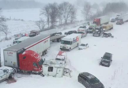 前两天还看有人发美国流浪汉在野中冻得瑟瑟发抖的图片，立刻有人洗白说美国富人就喜欢