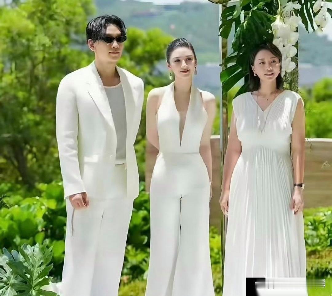 黄奕往Rain身边一站，立马变身韩剧女主角。​​​