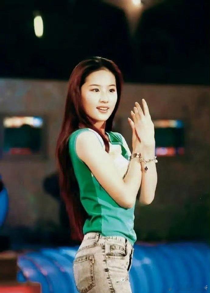 这是刘亦菲当年上快乐大本营的老照片，我感觉这衣服只有她才能镇的住吧