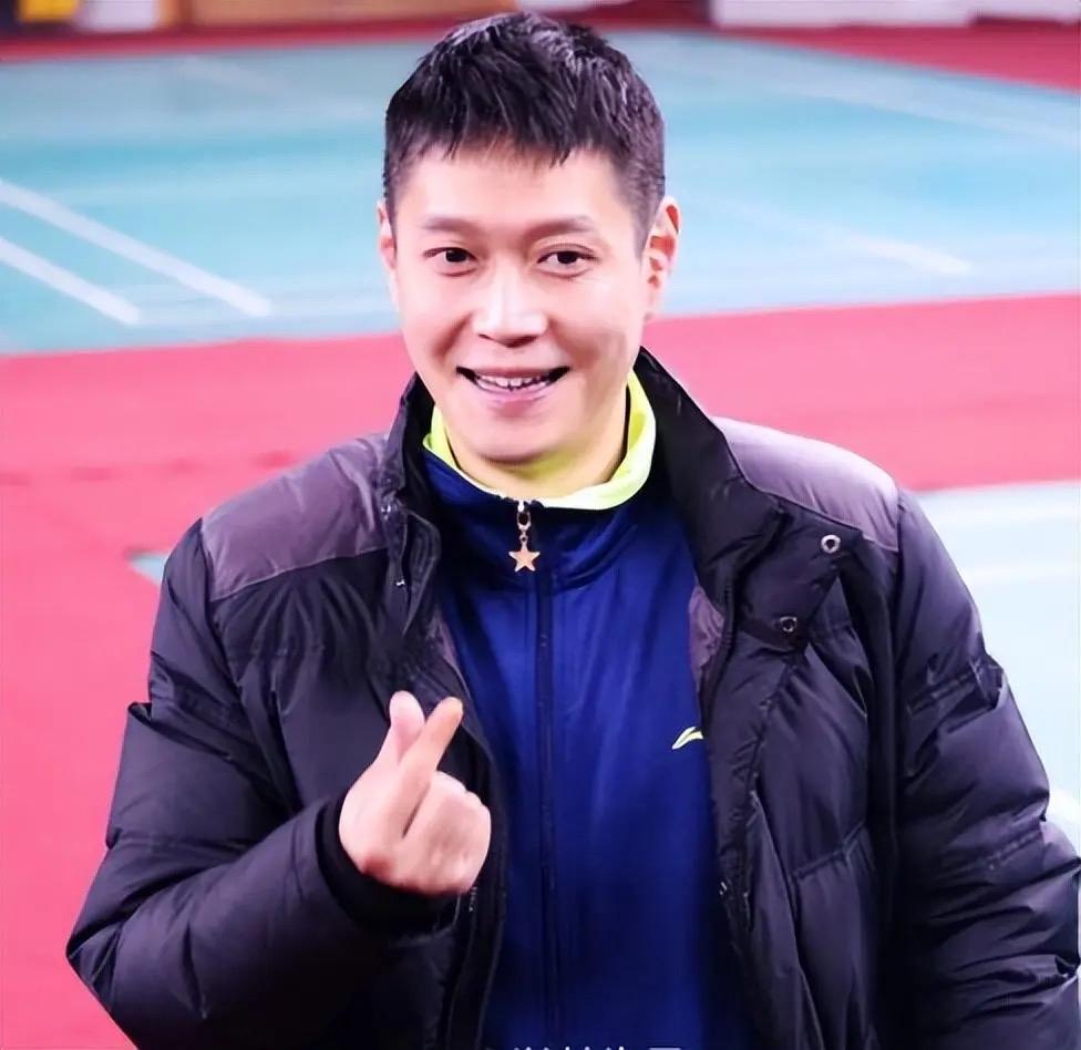 孙颖莎的主管教练邱贻可，曾经这样评价自己的弟子，他说：别老说颖莎赛场上一声不