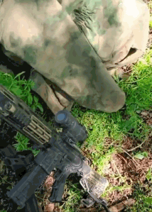 一名俄罗斯武装人员发布了一段视频，展示了他最近从一名乌克兰士兵手中缴获的一件战利