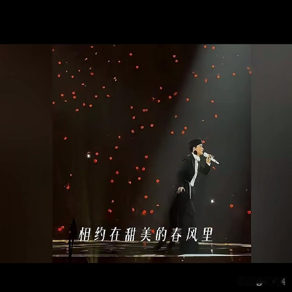 王菲，太可爱了！8月22日晚，那英在北京开演唱会，王菲也到现场支持她。王菲起