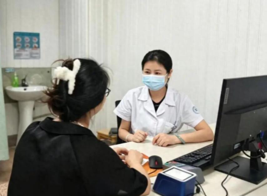 冒出一身冷汗！8月21日报道，宁波的王女士月薪2万左右，她从小就是学霸，单位传出